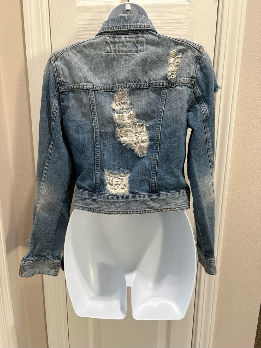 Express Light Blue Distressed Cropped Denim Jacket - Picture 4 of 8